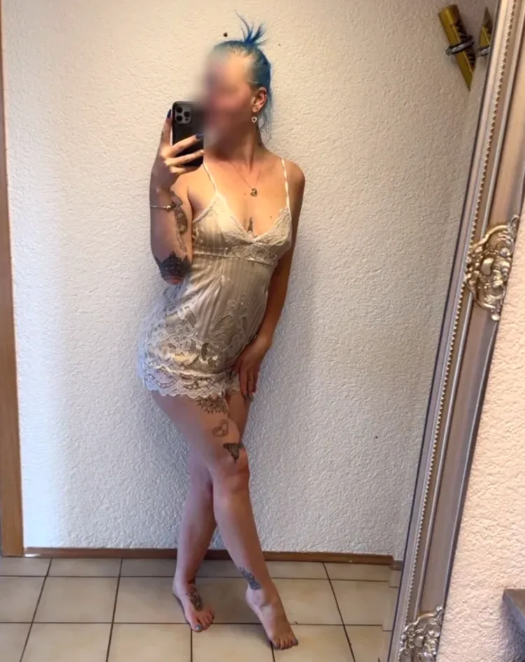 Manuela, 25