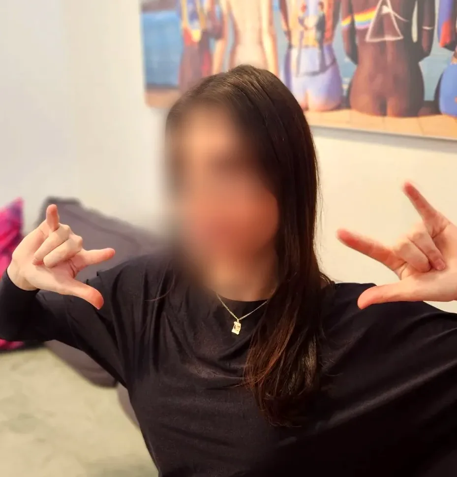 Sabrina, 27